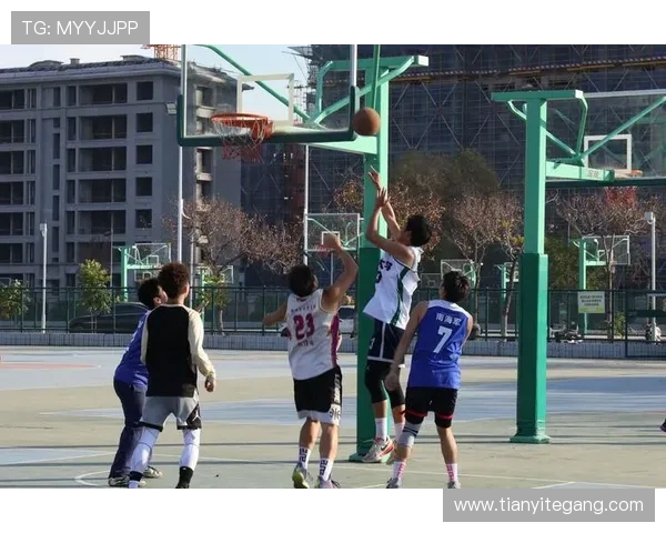 激烈对决最终比分揭晓 篮球赛场争夺白热化 双方拼劲十足竞逐胜利